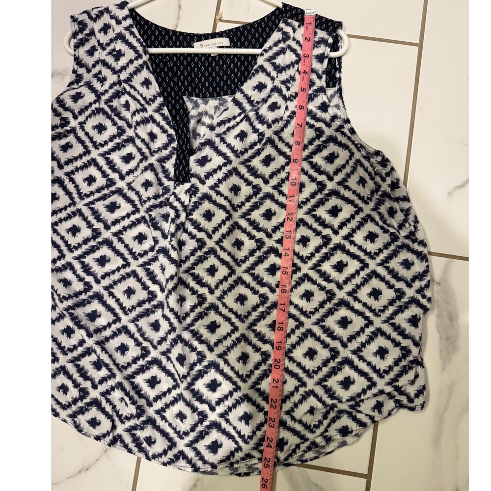 Skies Are Blue 3X Sleeveless Top White Blue Geometric Print V Neck Blouse - Picture 7 of 7